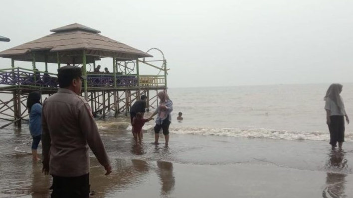Ribuan Wisatawan Padati Pantai Cibendo Karawang, Petugas Gabungan Disiagakan