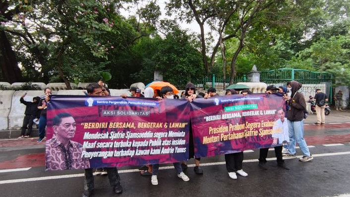 Massa Minta Presiden Evaluasi Menhan Sjafrie Terkait Penyiraman Air Keras Andrie Yunus