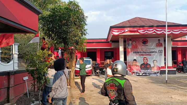 Gedung DPC PDI Perjuangan Cianjur Kena Lempar Batu dan Berondongan Gas Air Mata Polisi
