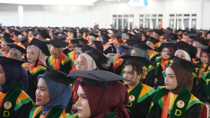 Wagub Sani Tekankan Peran Kampus dalam Pembangunan di Dies Natalis dan Wisuda UNJA