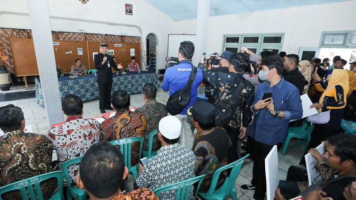 Genjot Penurunan Kemiskinan, Ganjar Serahkan Bankeu Hingga Hibah Sosial Rp94,6 M ke Warga Kendal