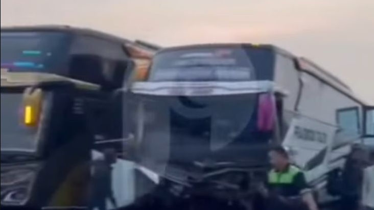 Bus Rombongan Bonek Kecelakaan di Tol Pekalongan, Satu Tewas Akibat BR-V Lawan Arah