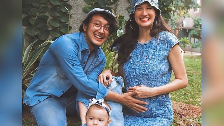 Bertepatan Ulang Tahun Kelima Pernikahan, Nadine Chandrawinata Umumkan Hamil Anak Kedua