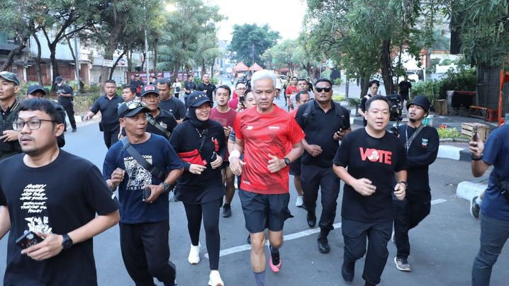 Sambil Lari Pagi, Ganjar Kunjungi Vihara hingga Sempatkan Cukur Rambut di Kawasan Glodok