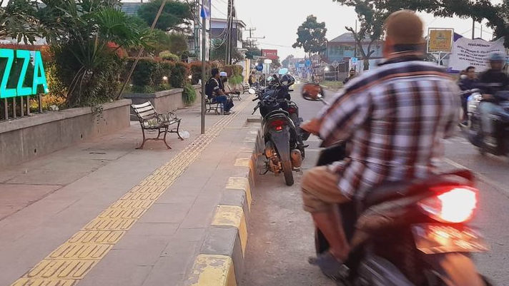 Pembangunan Trotoar di Rumah Sakit Izza Karawang Sudah Berizin Lengkap dan Disambut Baik Warga
