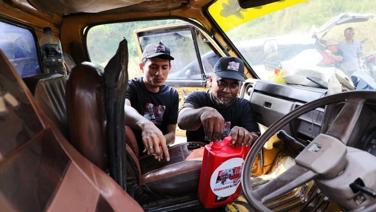 Sopir Truk Dukung Ganjar Beri Bantuan Oli dan Terpal Gratis kepada Pengemudi di Cirebon