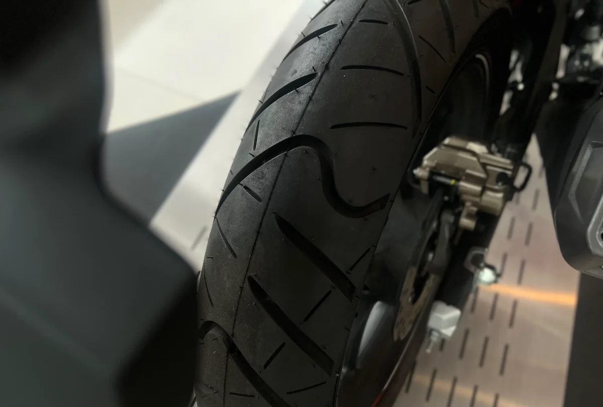 Foto menunjukkan kondisi ban sepeda motor yang masih dalam keadaan baik dan layak digunakan.