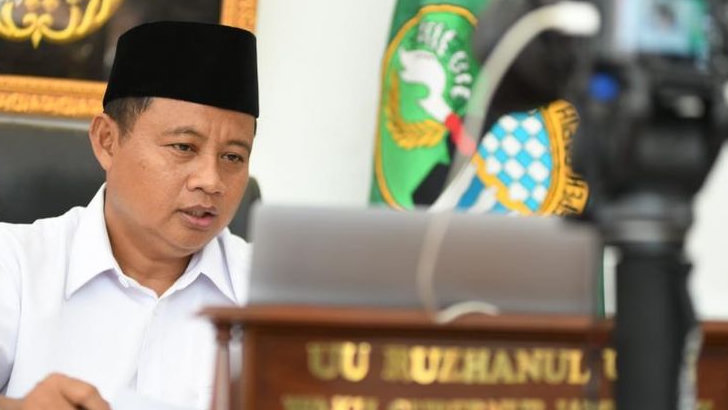 Jelang Puncak Haji, Uu Ruzhanul Beri Santunan Jemaah Lansia