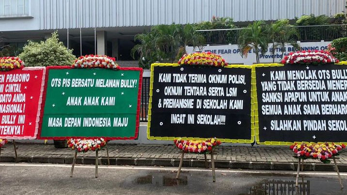 Imbas Kasus Dugaan Bullying, Deretan Karangan Bunga Bernada Protes Penuhi Depan Sekolah di Kelapa Gading