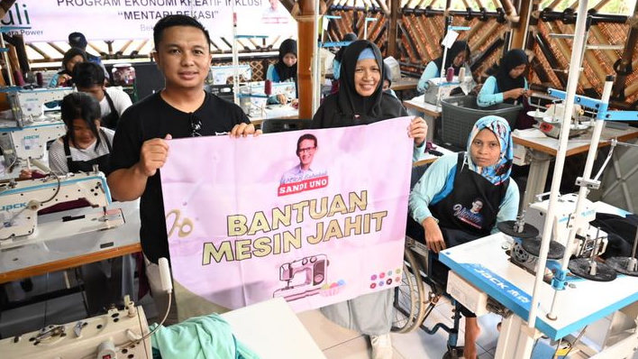 Relawan Sandi Uno Beri Pelatihan dan Bantuan Mesin Jahit untuk Komunitas Disabilitas di Kampung Beting Bekasi