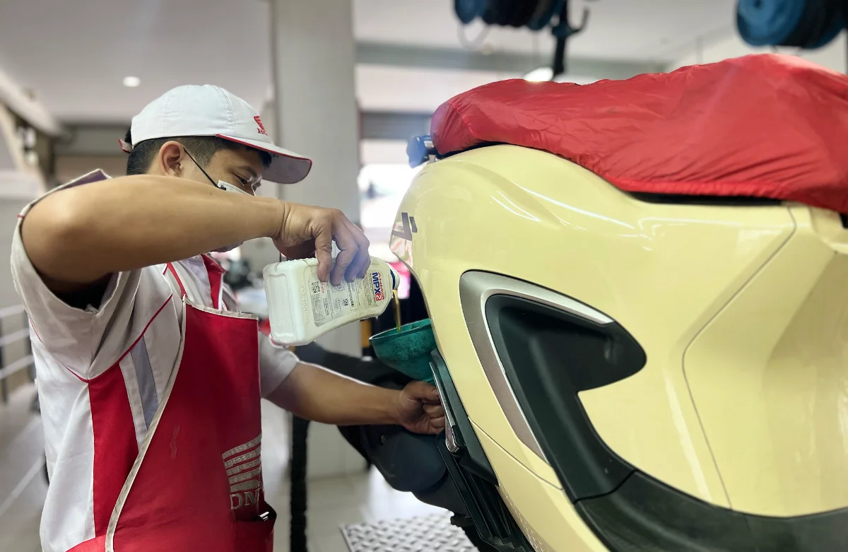 Tips merawat motor, mulai dari mengecek oli hingga rem, agar performa tetap prima