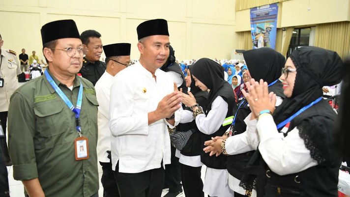 Bey Machmudin Lepas Keberangkatan Jemaah Haji Kloter Pertama Embarkasi Jakarta-Bekasi
