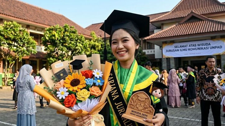 23 Ide Kado Wisuda yang Berkesan, Bermanfaat dan Dijamin Bikin Penerimanya Bahagia