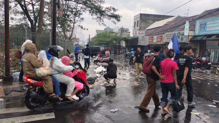 Usai Pawai Juara Persib, DLH Kota Bandung Angkut 2 Pick Up Sampah: Botol Miras hingga Sisa Flare Berserakan