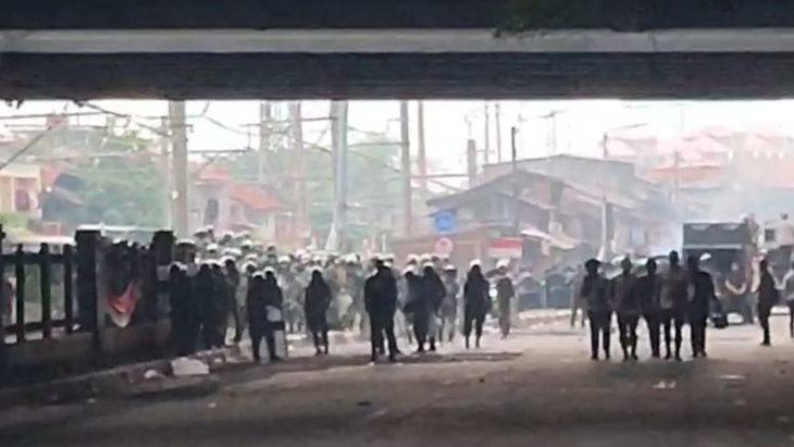 Massa Semakin Ricuh Hingga Petamburan, Polisi Pukul Mundur Demonstran