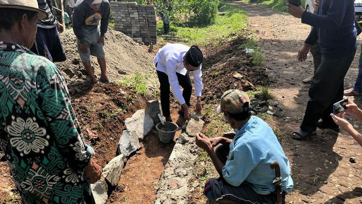 Tebar Kebaikan, Relawan Ganjar Milenial Center Bangun Paving Blok di Lebak Banten