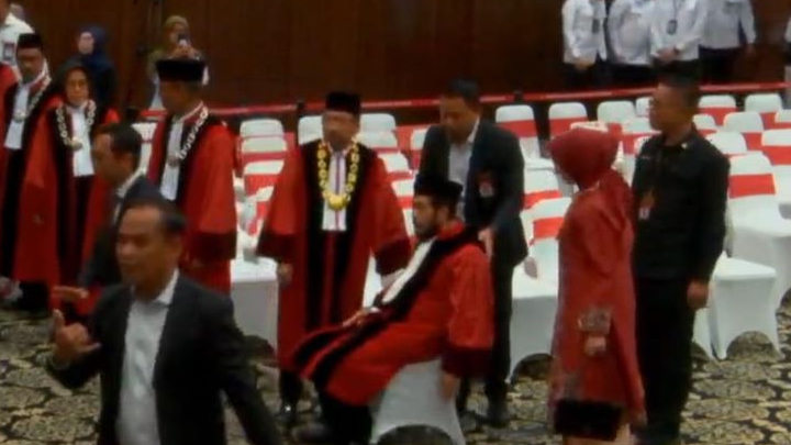 Viral Anwar Usman Ipar Jokowi Tiba-Tiba Pingsan Usai Wisuda Purnabakti di Gedung MK
