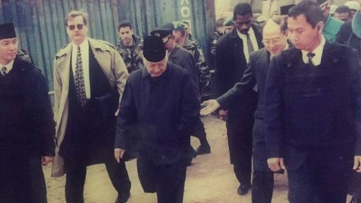 Kisah Presiden Soeharto Tembus Medan Perang Bosnia : Itu Rompi Antipeluru Kamu Jinjing Saja