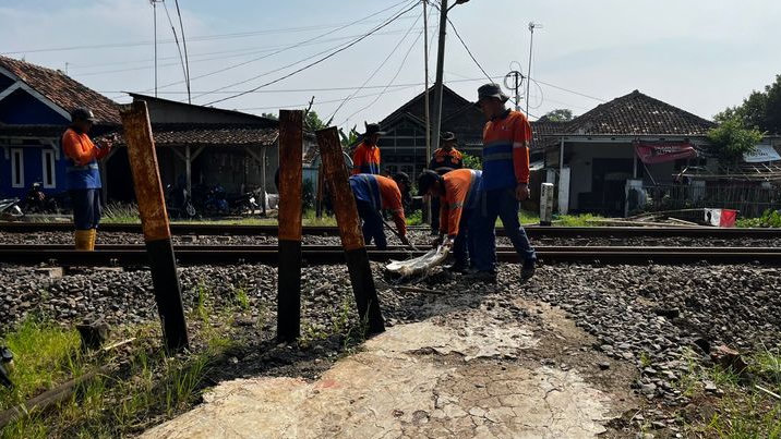 Peningkatan Keselamatan, KAI Daop 3 Cirebon Gencarkan Penutupan Perlintasan Sebidang Ilegal