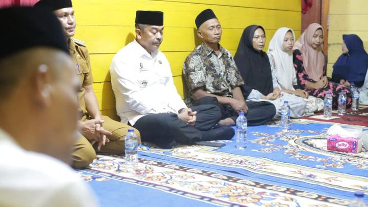 Antar Undangan ke Rumah, Bupati Madina Beri Penghormatan ke Diva Febriani Anggota Paskibra Natal