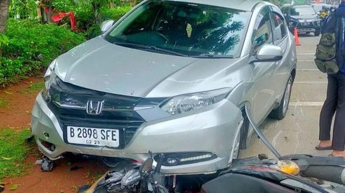 Wanita Pengemudi Honda HR-V Tabrak 6 Motor Milik Petugas Pertamanan di Lenteng Agung