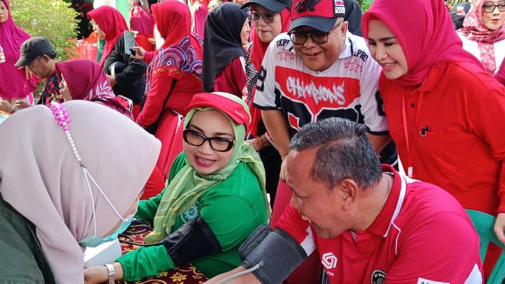 Sambut Hari Kartini, Warga Bekasi Timur Ikuti Senam dan Pemeriksaan Kesehatan Gratis