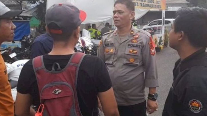 Ditegur Jangan Tawuran Malah Nyolot, Anggota Pospam Mudik Ditantang Duel Sambil Diacungin Golok