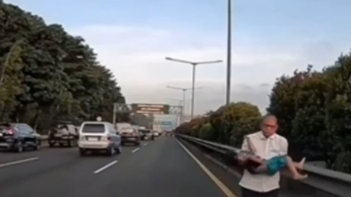 VIRAL! Bocah Jatuh Dari Jendela Bus di Tol  Kebon Jeruk–Ulujami, Langsung di Bopong Pengguna Jalan