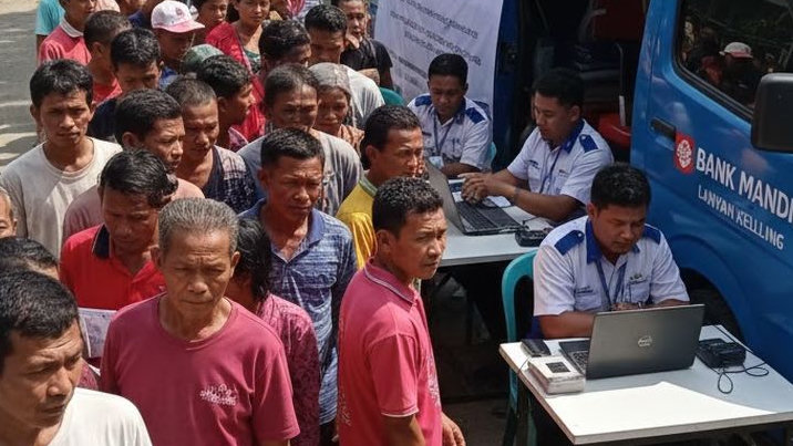 Keluhan Warga Memuncak, Aktivasi Massal Bank Bansos 2025 Bikin Waktu Tunggu 4 Jam Lebih