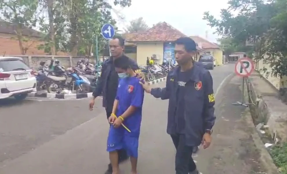 pelaku oemalsu slhs saat digiring aparat kepolisian