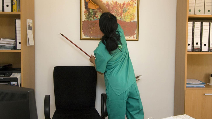Jangan Keliru! Ini Perbedaan Office Boy dan Cleaning Service di Kantor