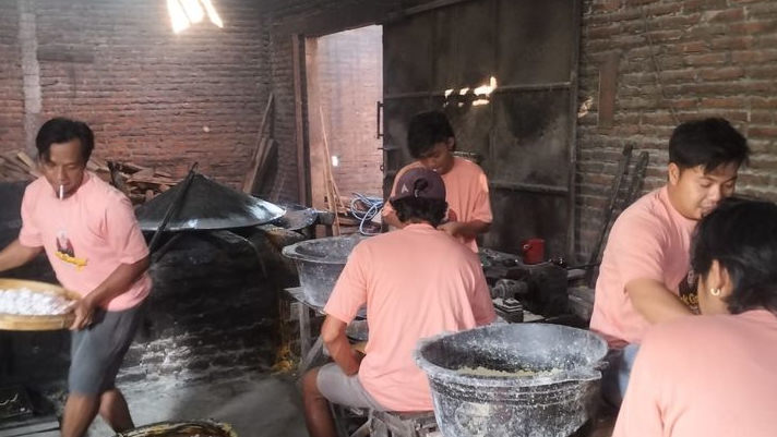 Mak Ganjar Gandeng Ibu-Ibu di Kudus Untuk Membuat Cemilan Kue Sakura