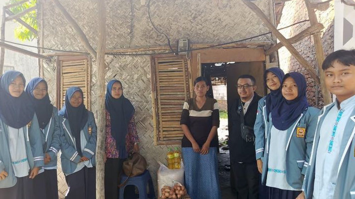 Tanamkan Kepedulian Sosial, SMPN 2 Pangenan dan OSIS Salurkan Bantuan untuk Keluarga Dhuafa