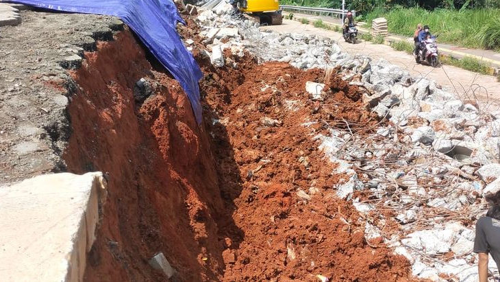 Belum Lama Diresmikan, Pagar Halaman Kantor Kelurahan Babakan Tangsel Ambruk ke Jalan