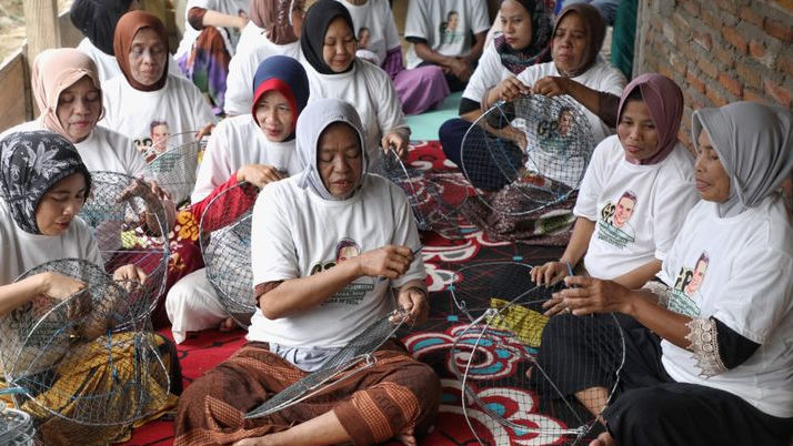 Gerakan Passeddingeng Ganjar Gelar Pelatihan Membuat Alat Tangkap Kepiting di Bone