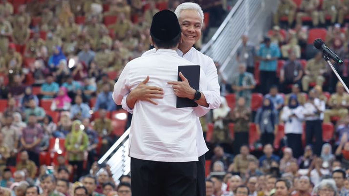 Momen Haru Pelukan Hangat Ganjar Pranowo dengan Gus Yasin, Warga dan ASN Pemprov Jateng Mewek Bareng