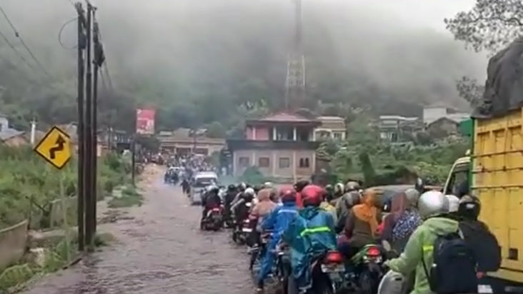 Jalur Berastagi-Deli Serdang Macet Total Akibat Banjir Bandang di Wisata Sembahe