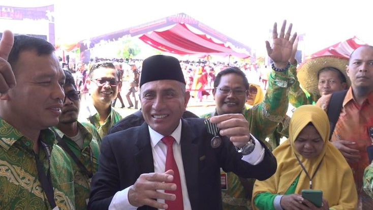 Gubernur Edy Rahmayadi Terima Anugerah Satya Lencana Wira Karya di Penas KTNA XVI Padang