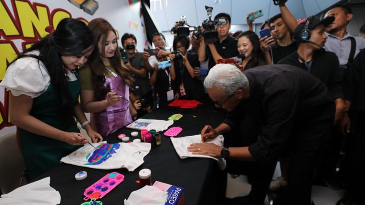 Ganjar Lukis Kaos Hingga Nyanyi Lagu God Bless Bareng Influencer dan Gen Z di Cirebon