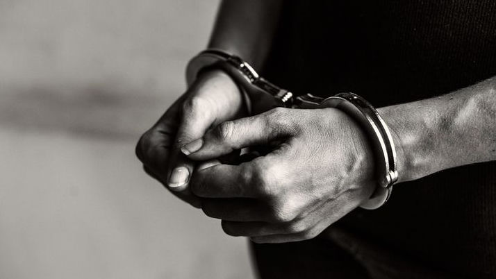 Gerak gerik Mencurigakan Ternyata Bawa Narkoba. Pria Berjaket Ditangkap Polisi di Kawasan Tanjung Priok