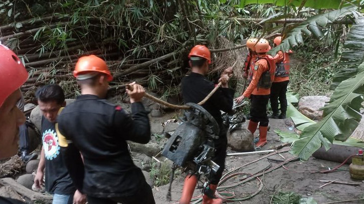Pasca Banjir Bandang, Personil Brimob Evakuasi Kawasan Wisata Sembahe