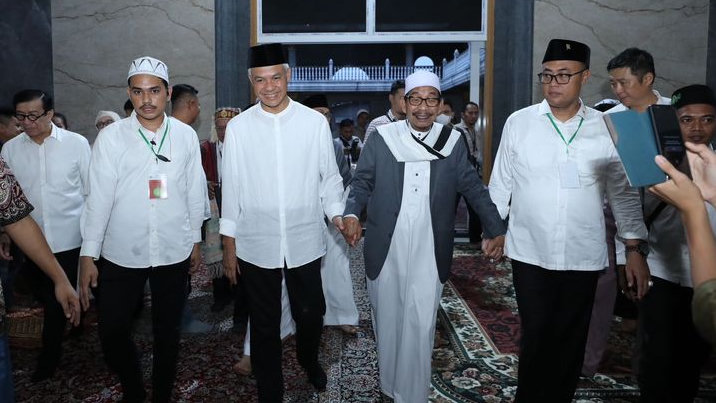 Dipakaikan Kain Ulos, Ganjar Ikut Nari Tor-Tor Bareng Santri Ponpes Al Kautsar Al Akbar Medan