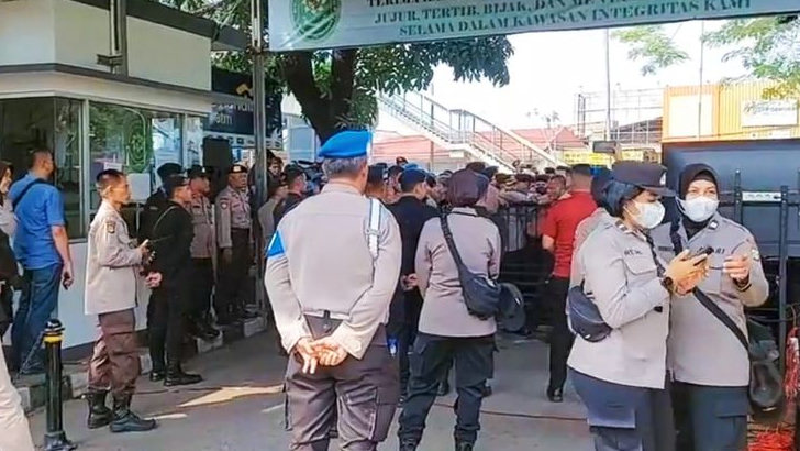 Tepati Janji, Luhut Hadir di Sidang Lanjutan Haris Azhar dan Fatia Maulidiyanti, Pelayanan PN Jaktim Langsung Ditutup Sementara