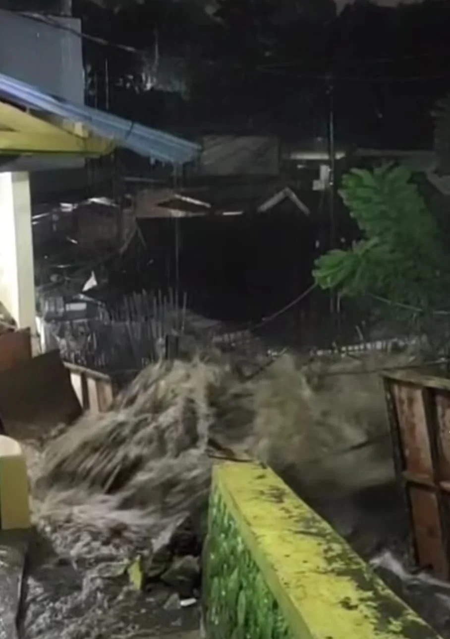 Tanggul jebol di Jalan Siliwangi, Bandung, akibat hujan deras.