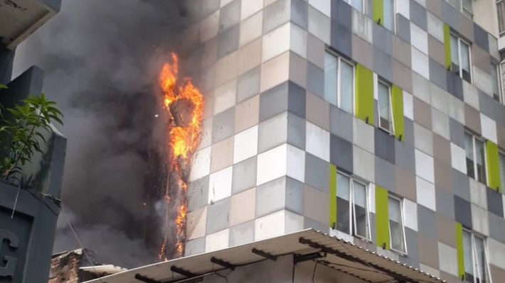 Hotel 101 Urban di Kawasan Glodok Kebakaran, Petugas Berjibaku Evakuasi Pengunjung