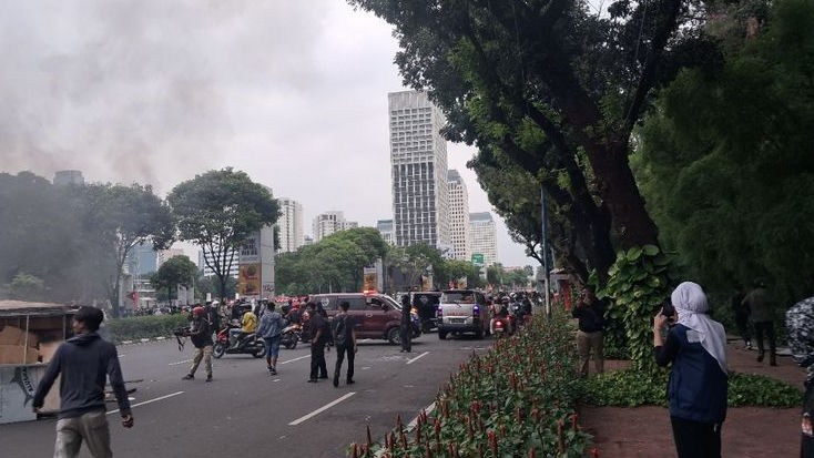 Ambulans Terpaksa Putar Balik di Jalan Belakang DPR saat Demo Hari Ini