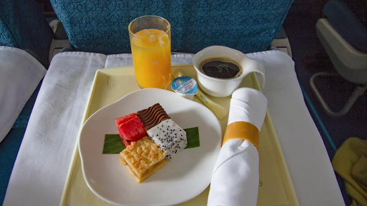 Mau Naik Pesawat Pertama Kali? Cek Dulu, Makanan di Pesawat Sudah Termasuk Tiket atau Belum