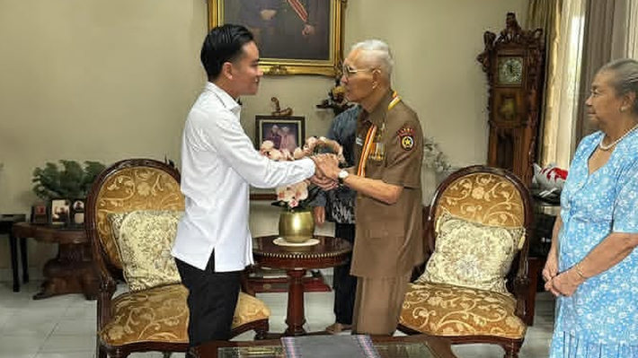 Wapres Gibran Sambangi Kediaman Jenderal Purn Try Sutrisno, Antar Undangan HUT RI, Ada Apa