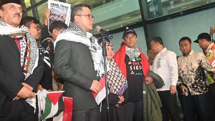 Sambil Kenakan Syal Palestina, 9 WNI Diculik Israel Disambut Menlu Sugiono di Bandara Soetta