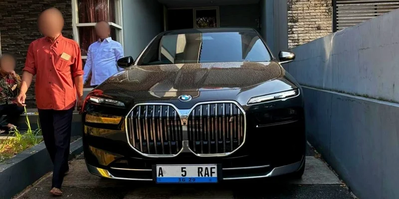 KPK sita mobil BMW Listrik dari suami Fadia Arafiq, Ashraff Abu. (Foto: Tim Penyidik KPK)